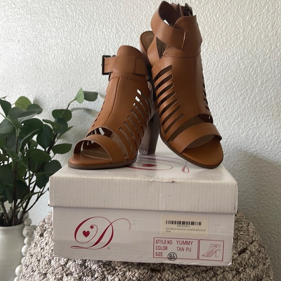 SODA Delicious Yummy Cutout Stacked Heel Sandal,Tan Pu,8.5 - Picture 1 of 3